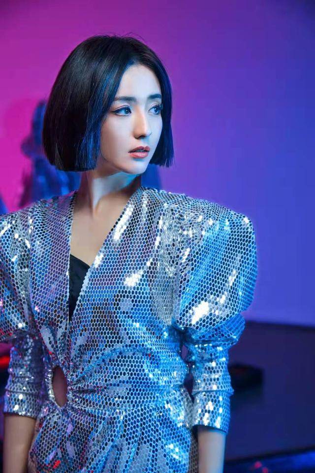 原创跨年晚会比美!佟丽娅穿亮片裙秀身材,宋茜宋威龙合体献唱超甜蜜