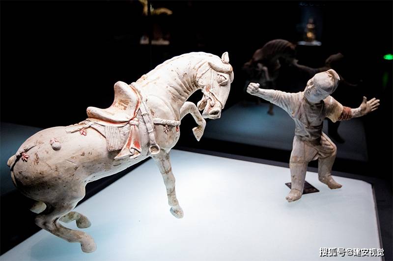 唐代彩绘陶马与驯马俑(公元618年—907年)1988年洛阳唐墓出土.