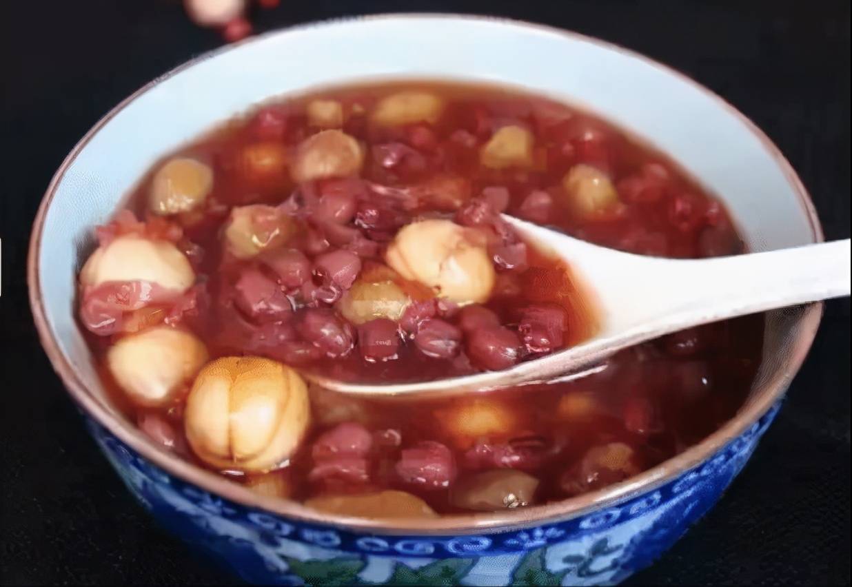 刚好上次煮莲子银耳汤,剩下很多干莲子,今天准备用莲子和红豆煮粥