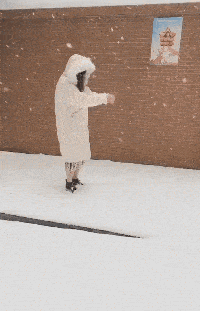 搞笑gif段子:我着急上班,这队要排到什么时候?_美女