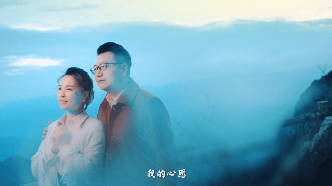 ",在秋意渐浓的浪漫季节,周澎和李思宇沉醉在山阳漫川的青山绿水间