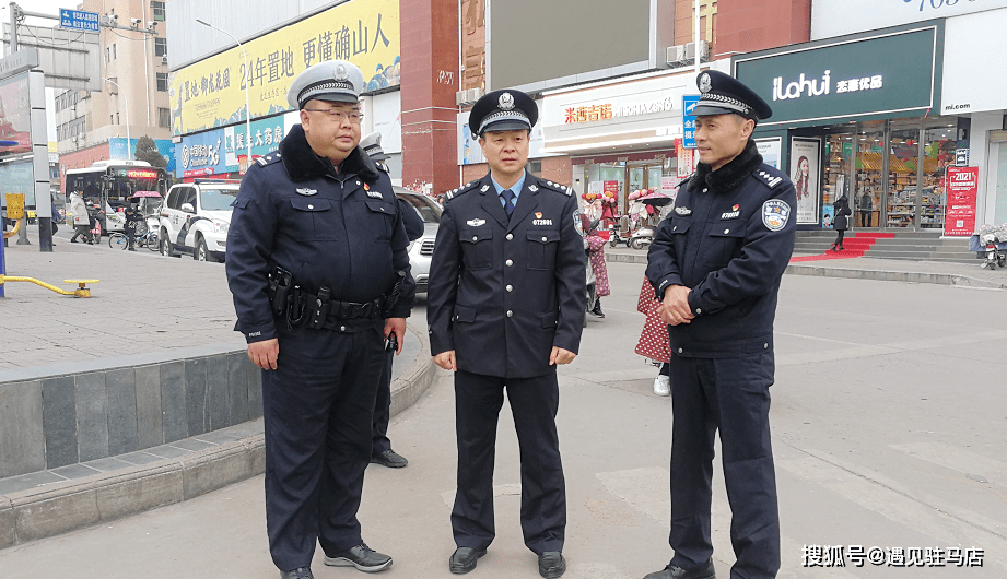 确山县政府副县长,公安局长李如响督导检查城区道路交通秩序整治工作