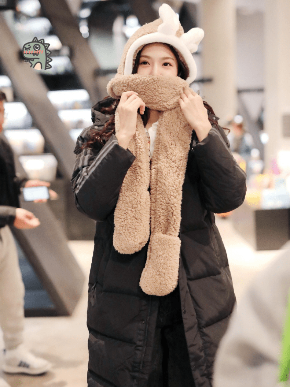 曾可妮带小白兔围巾瞬间软萌搭配长款羽绒服保暖又可爱