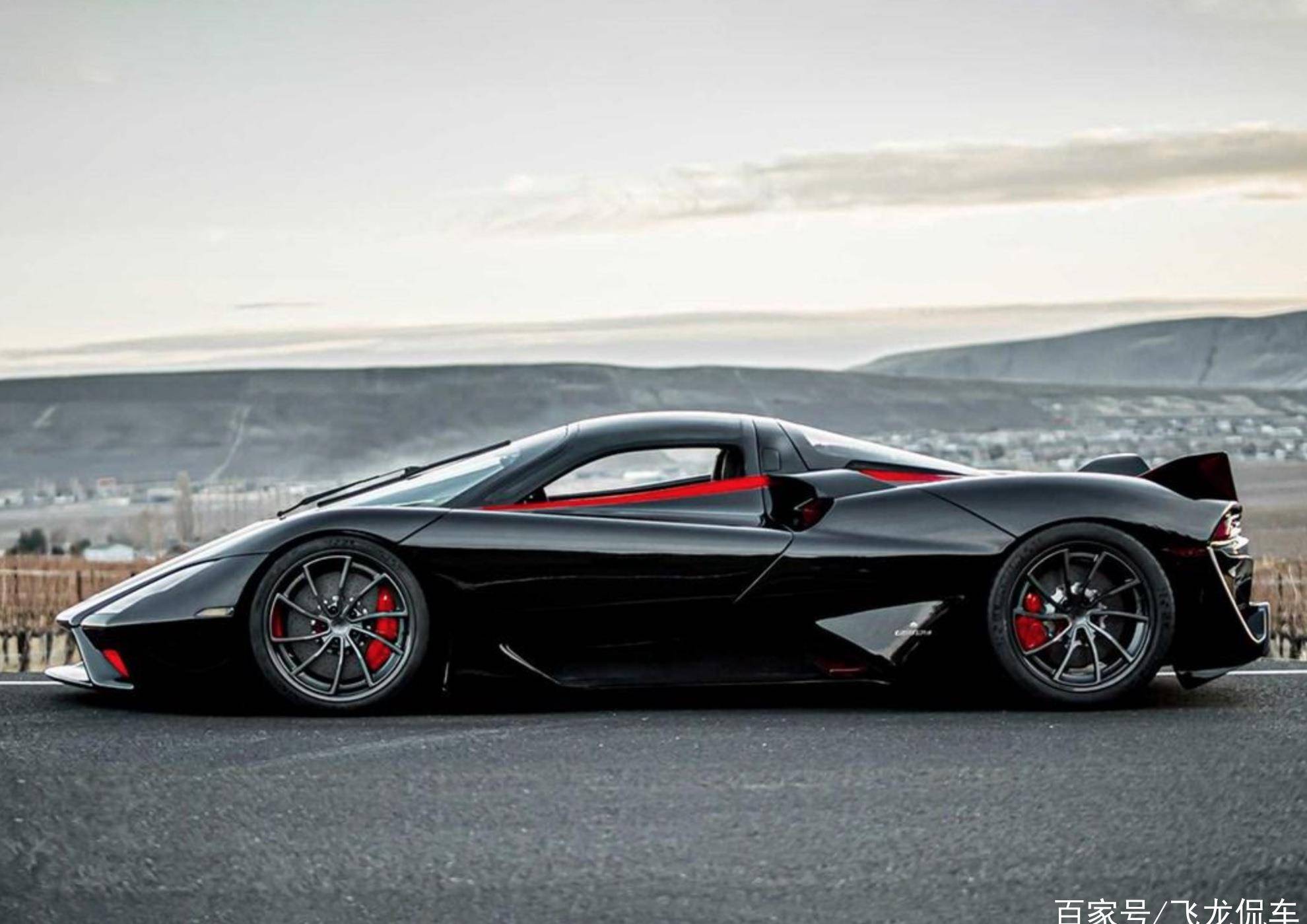 扁平的车头加入了向中心收拢的线条,与奔驰slr722,帕加尼有着异曲同工