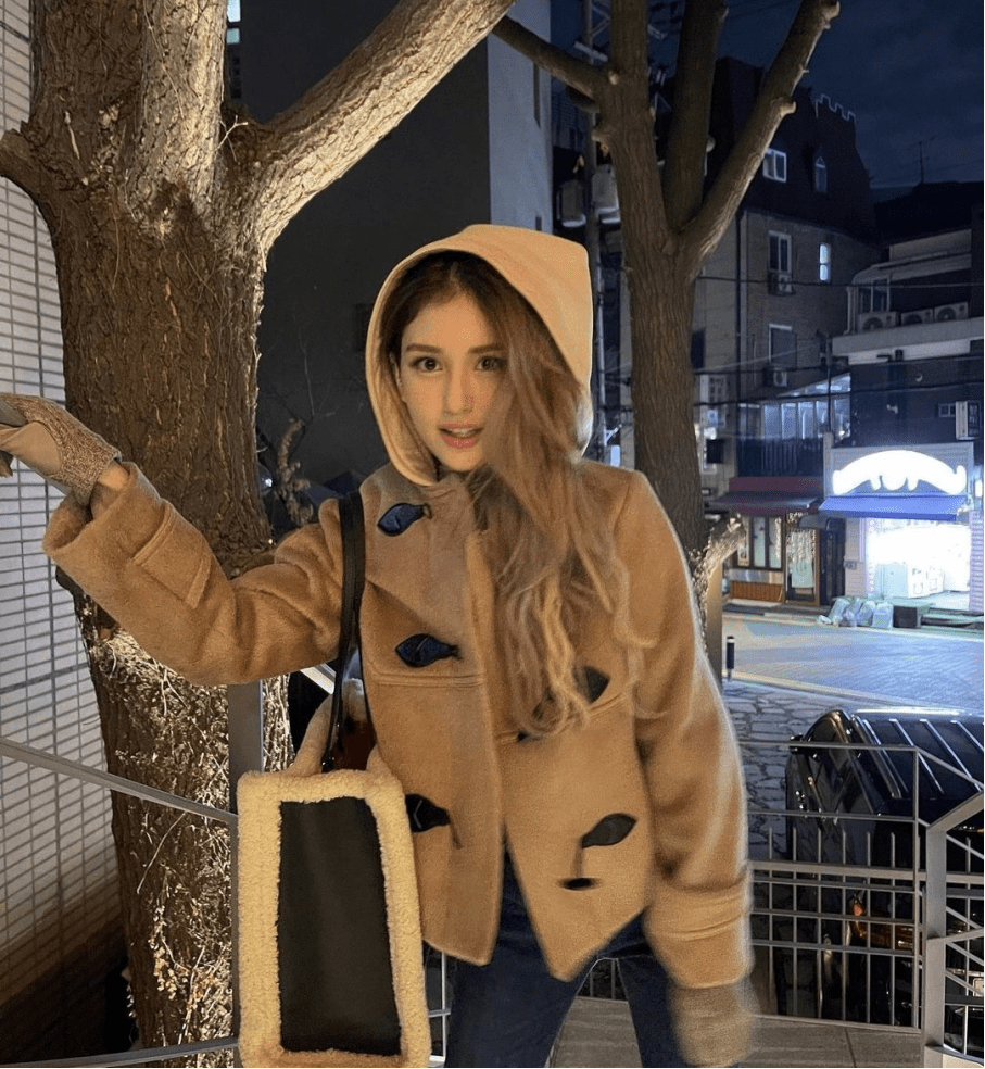 混血美女全昭弥的衣品真是好,羊角扣大衣搭配牛仔裤,甜美又精致_somi