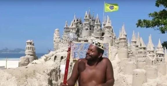 全球最“穷酸”的国王，城堡是用泥沙修建，现在靠拍照为生！