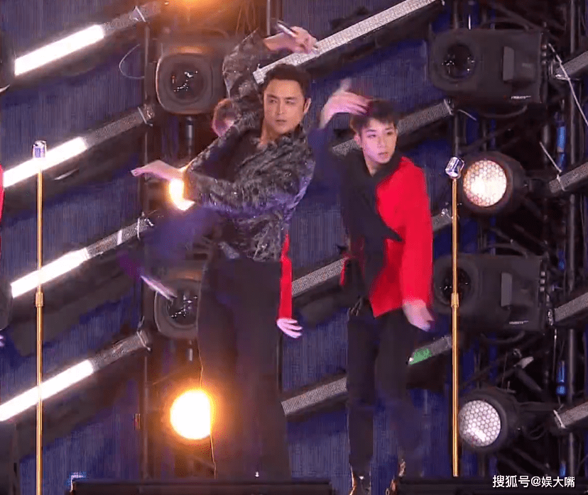 原创明道唱跳首秀天稚嫩?四肢僵硬,一段舞重复跳,舞蹈像武术!