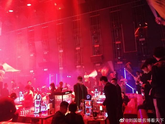 深夜的南宁依然热闹,尤其是派神酒吧,气氛火爆
