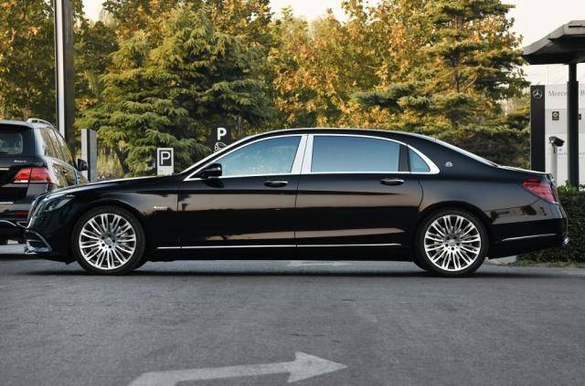 坐在顶级迈巴赫s680里是什么感受?难怪成功人士喜欢它