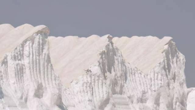 全球最大的盐山：高530米重约3亿吨，游客必须每人带1包走