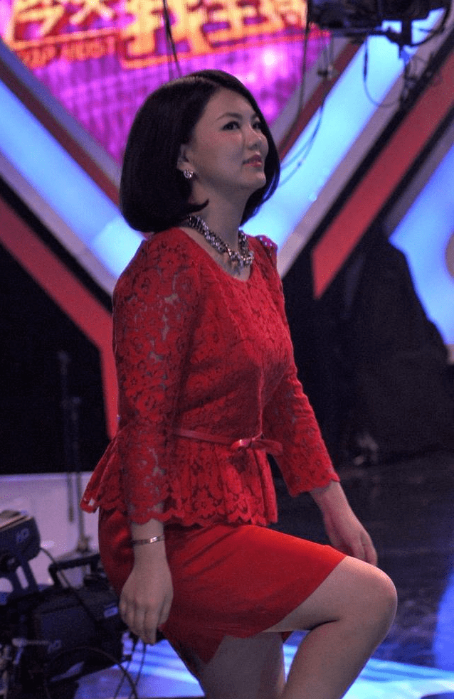 原创李湘的造型真喜庆,一件红色蕾丝上衣搭配半身裙,看上去十分高级