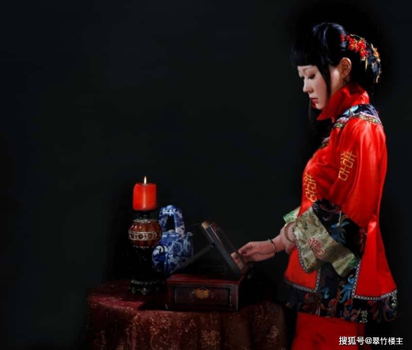 节奏有点像写词,比较适合言情,本作就是写闺妇深夜独坐思念情郎的情景