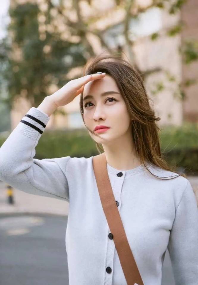 46岁的陈德容离开豪门更自强 粉嫩搭配走减龄风 独立才是王道_女人