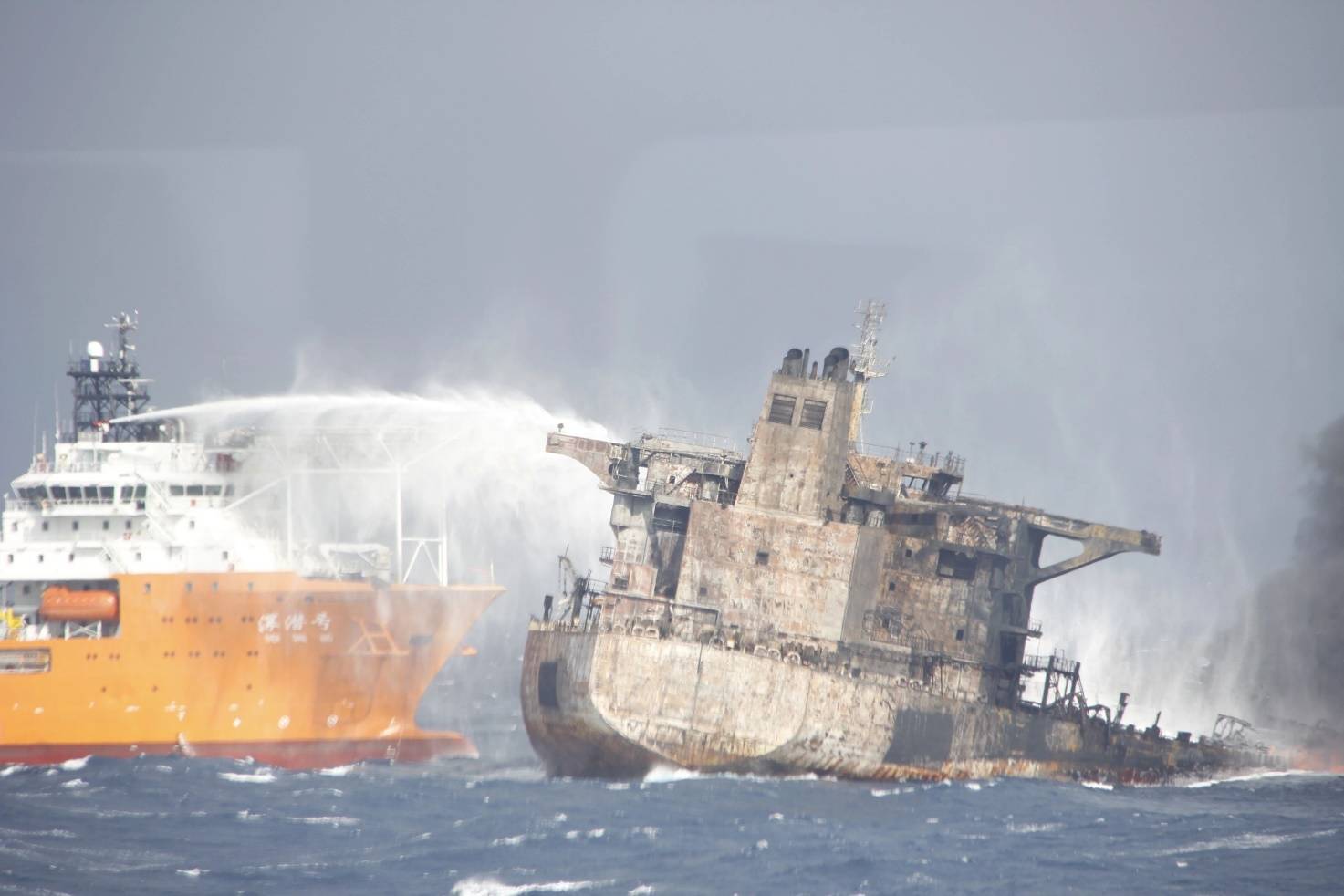 原创几代"中国救捞人"的传奇故事,仅靠电影《紧急救援》是讲不完的