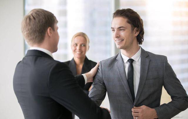 员工出差国外自己做饭两月后经理高薪挽留看到工资后哭笑不得