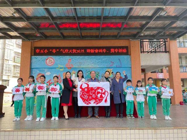 云浮市臻汇园小学2020年12月29日上午,云浮市臻汇园小学校园内歌声