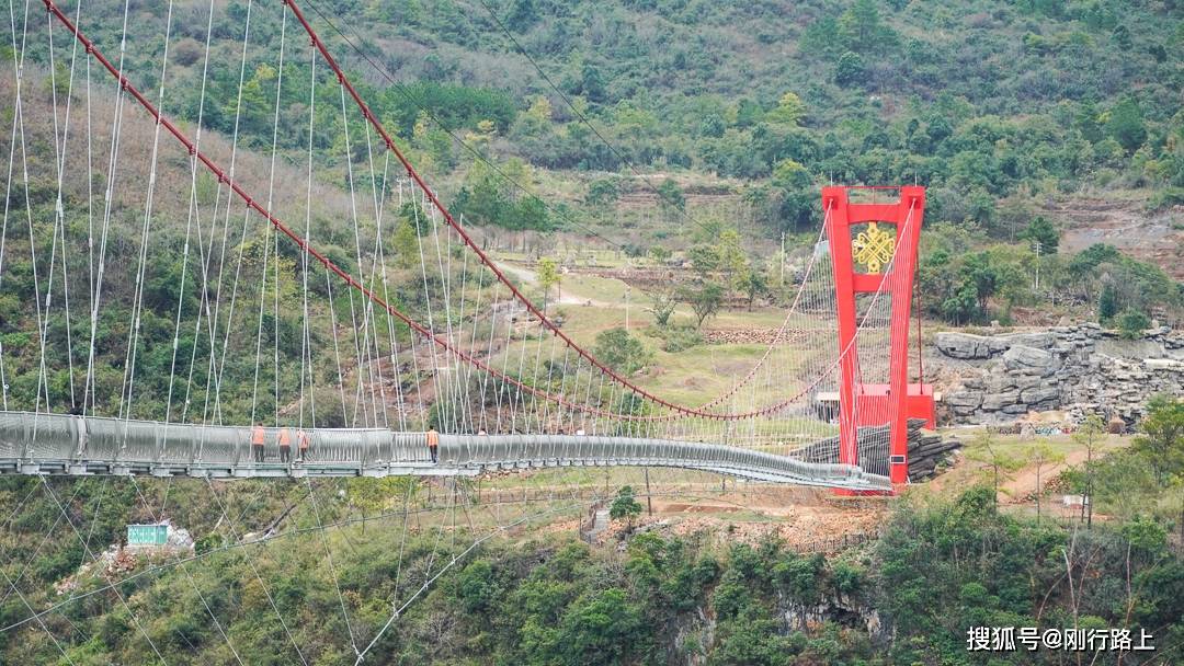 广东打破世界纪录的擎天玻璃桥，让红色吸引了更多人