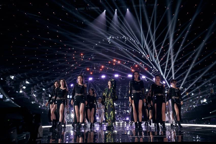 谭维维献唱2021江苏卫视跨年演唱会多变曲风演绎金曲串烧