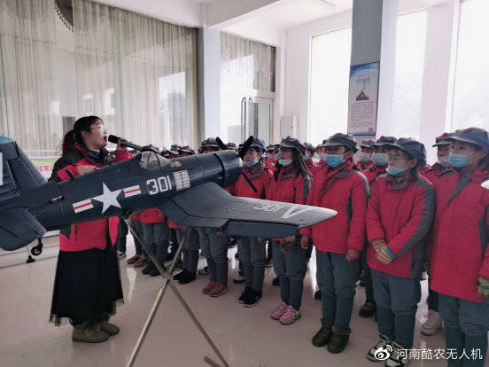 商水县郝岗乡郝内小学学生到西华县无人机产业园进行参观学习