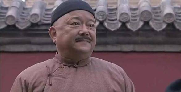 便命人在煮好的粥里,撒上一把沙子,众人对此十分不解,不知和坤葫芦里