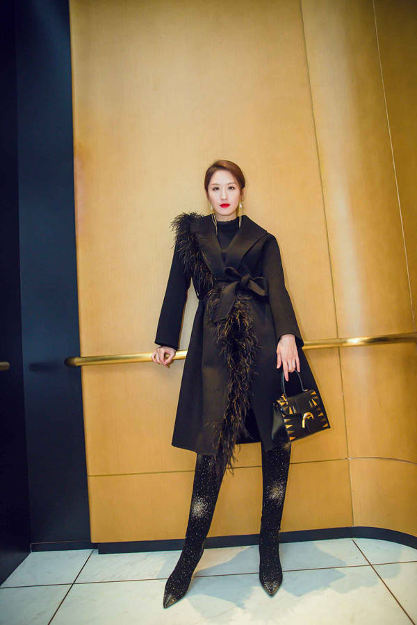 张雯小寒节气随拍 彰显黑色酷飒魅力
