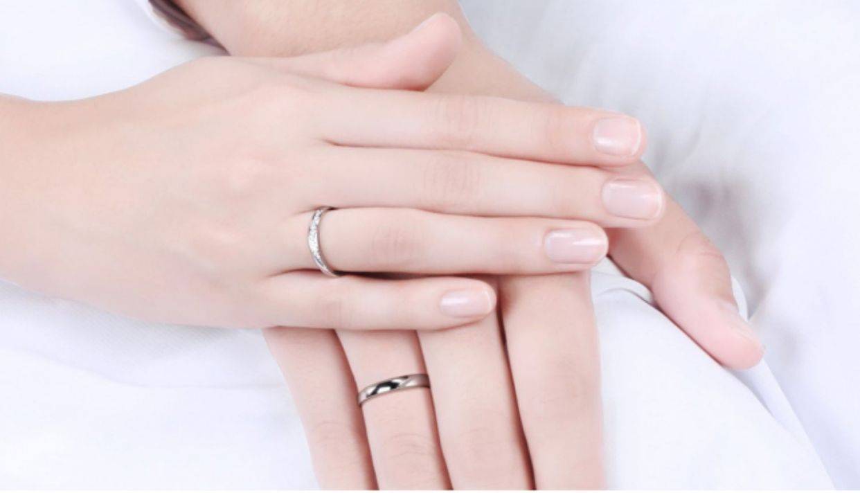结婚时双方戒指怎么戴(结婚男女双方戒指怎么戴)