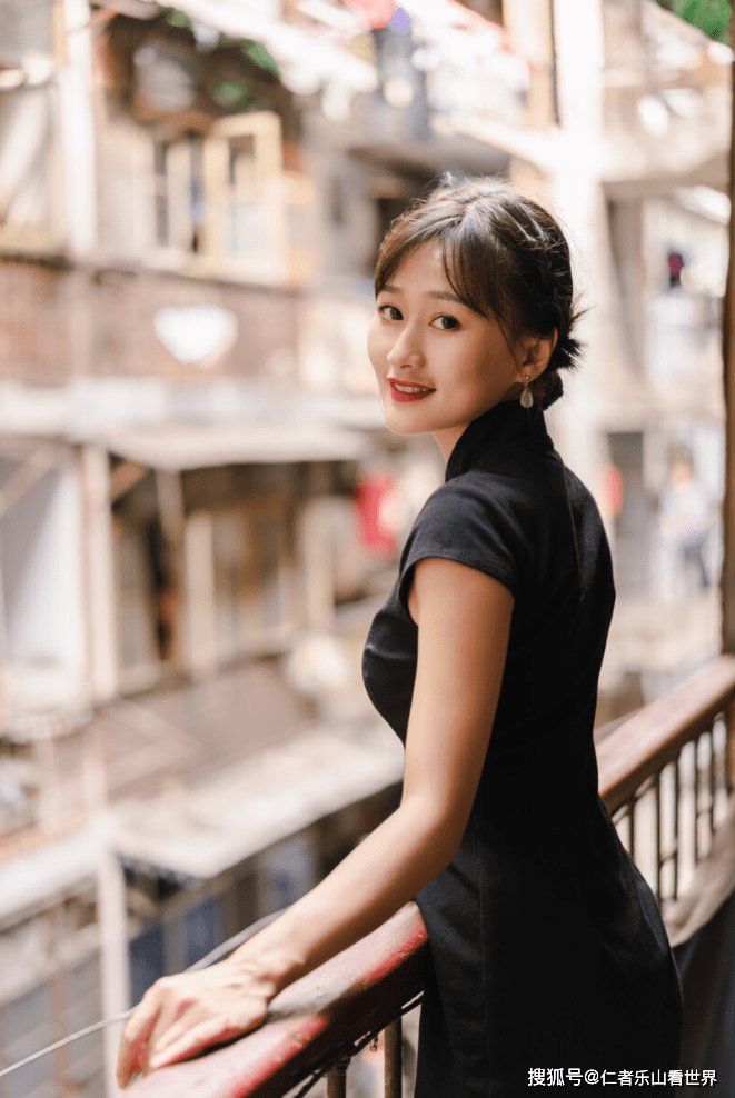 适合女士的9个拍照姿势,学会起来,拍照自然,优雅,好看