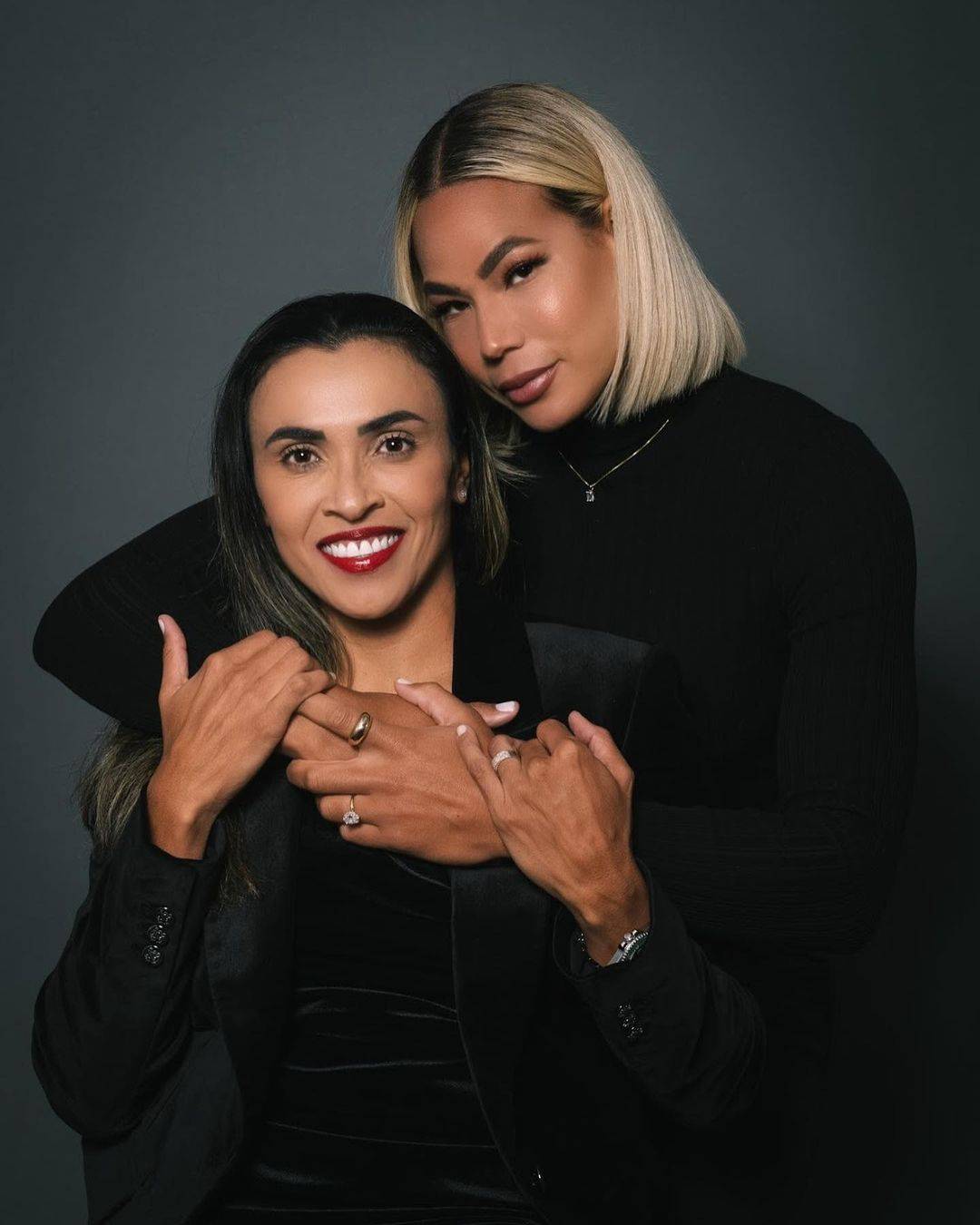 巴西女足国脚玛塔宣布与队友订婚曾6夺世界足球小姐