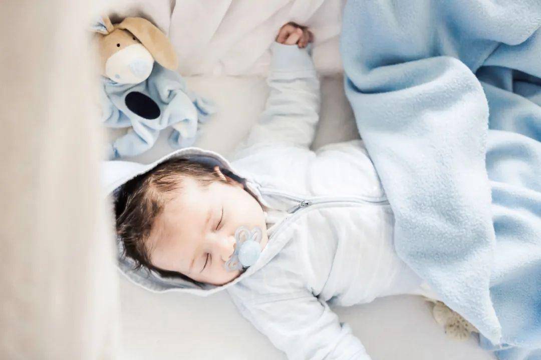 宝宝总喜欢歪着脖子睡觉原因妈妈要了解以免影响宝宝健康