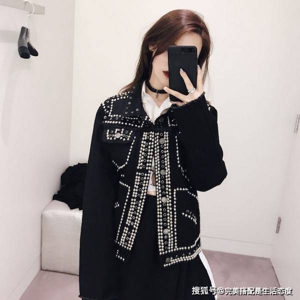 萱客女装搭配字母牛仔外套的超然翻领