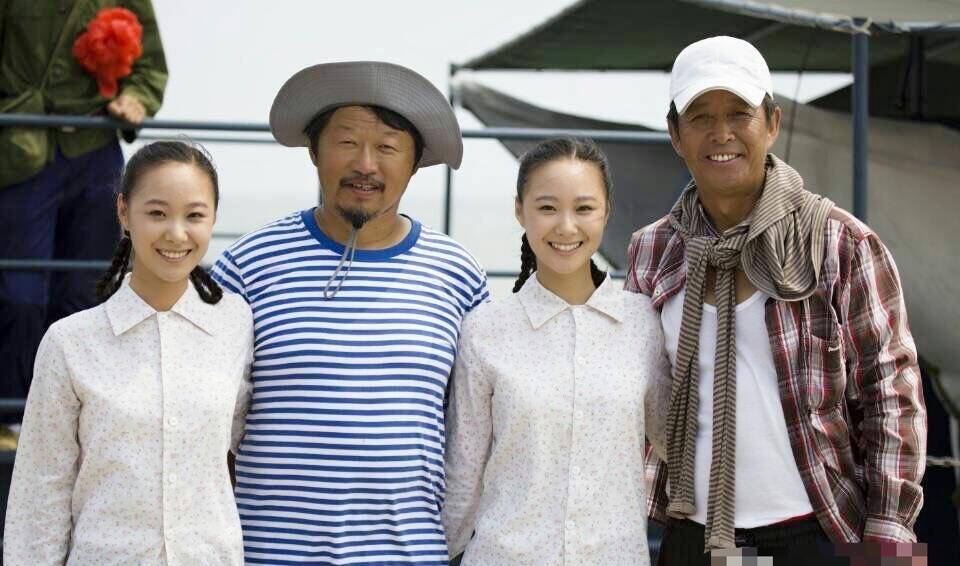 而现场的导演王永泉,更是每天奔波于各个场景,实属劳累,他是孔笙导演