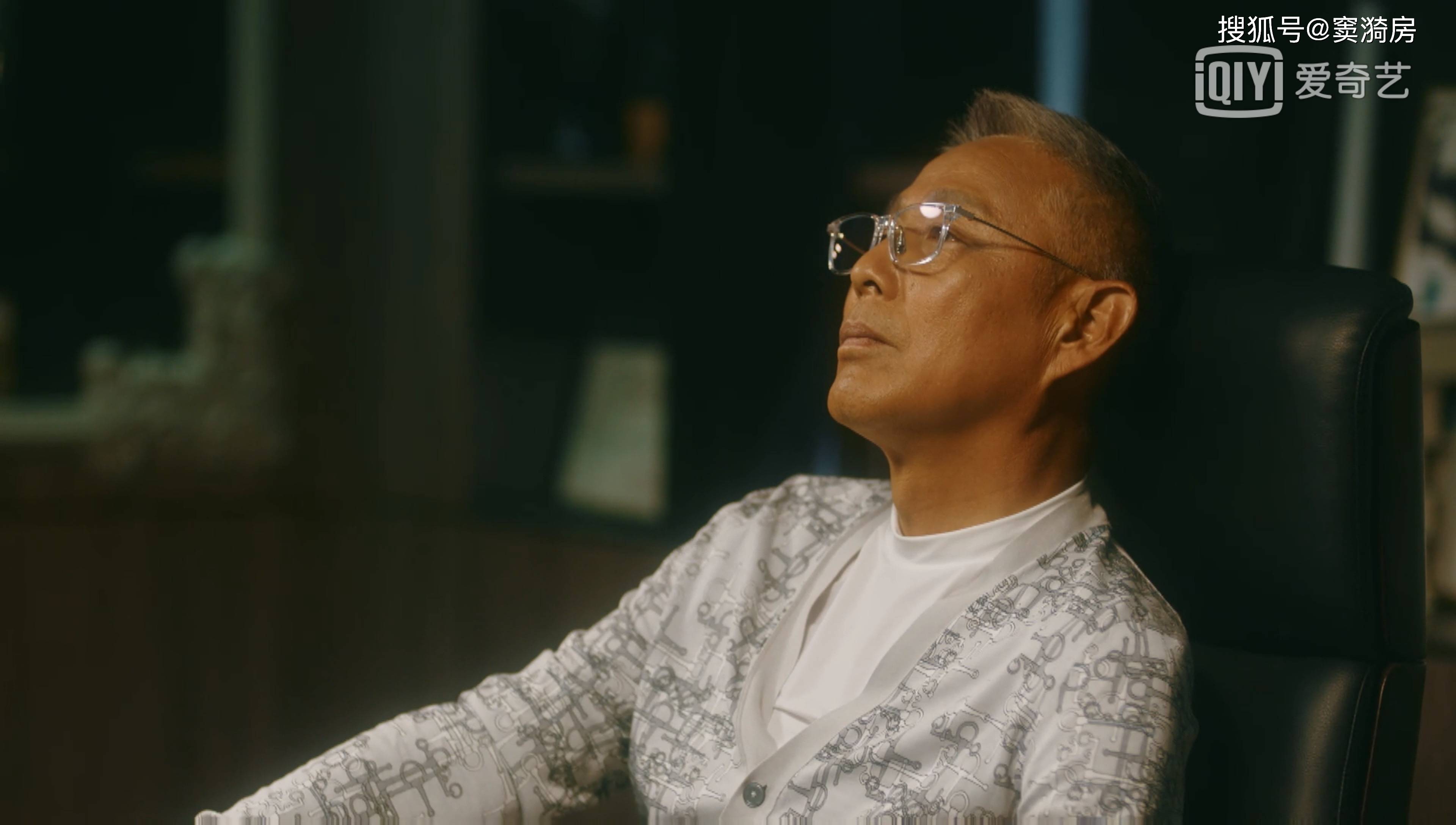 原创流金岁月:叶瑾言面对蛋糕的空白耐人寻味,与锁锁关系呼之欲出