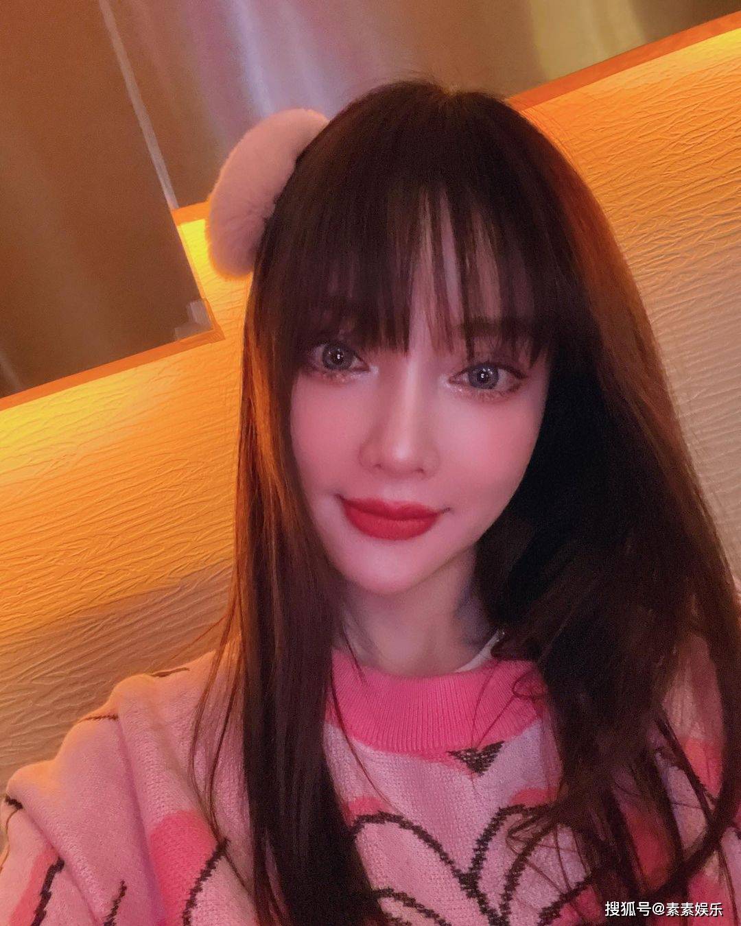 原创李小璐嘟嘴玩自拍:头戴粉色小花配大红唇,又回到了以前的风格