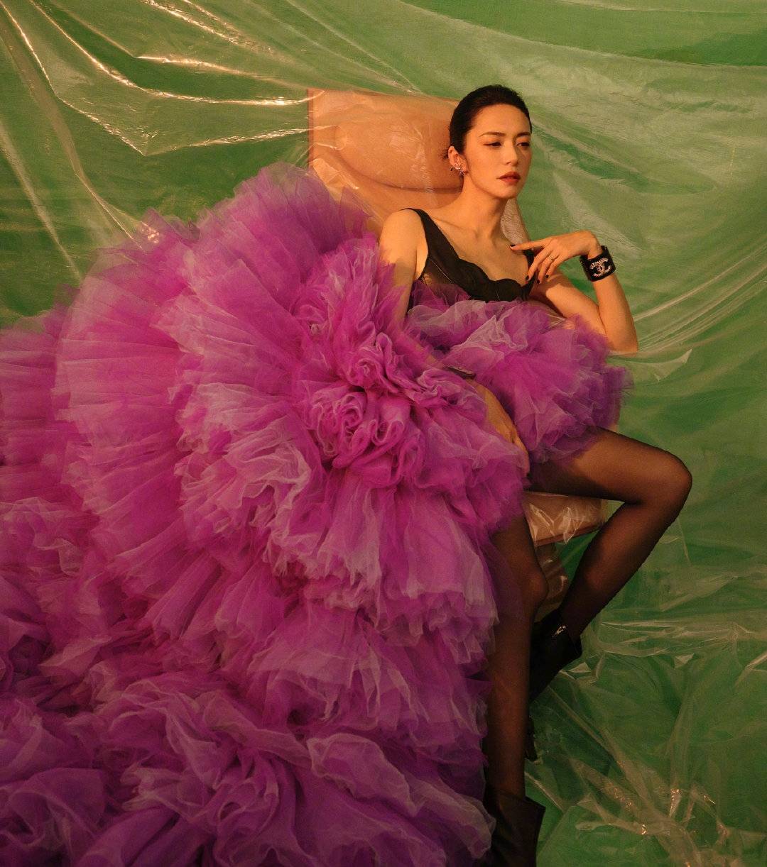 女王归来,41岁姚晨挑战蕾丝上衣大秀身材,竟一点都不俗