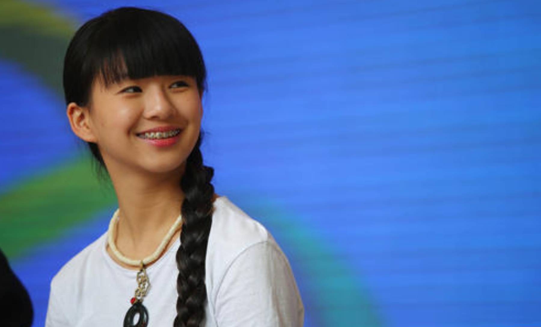 当年红遍春晚的小彩旗,如今变化颇大,看不到当时的一点影子!