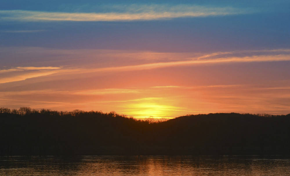 返终南,听鼓鼛.拜先主君臣祠庙.更曾经雨霖铃骡网