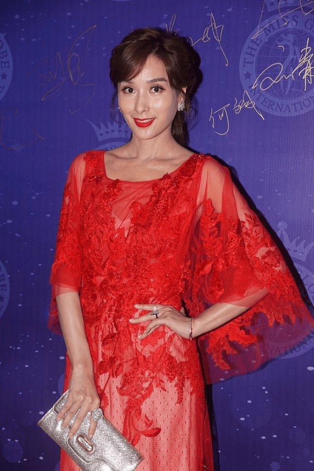 杨恭如穿红色蕾丝长裙亮相,颜值不减当年,但清瘦身材缺少美感!_气质