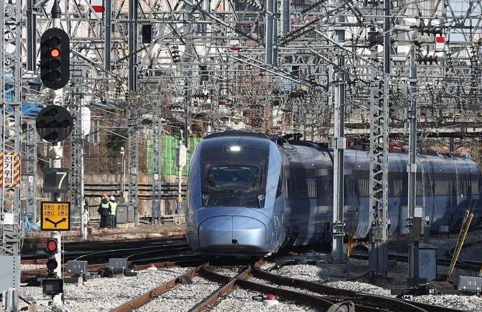 韩国自主研发的首款动力分散型动车组投运