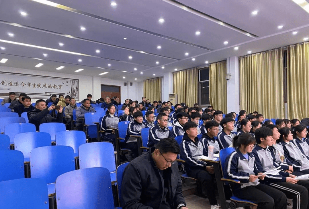 滕州五中举行优秀主题班会展评活动综述