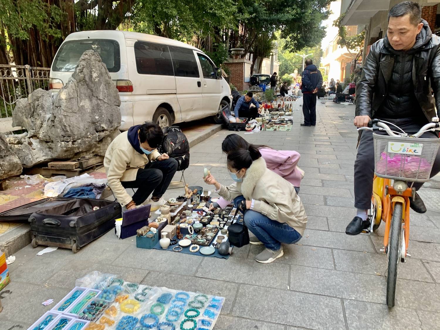 探访泉州古玩街:摊主开车来摆摊,游客:有没有捡漏的机会?