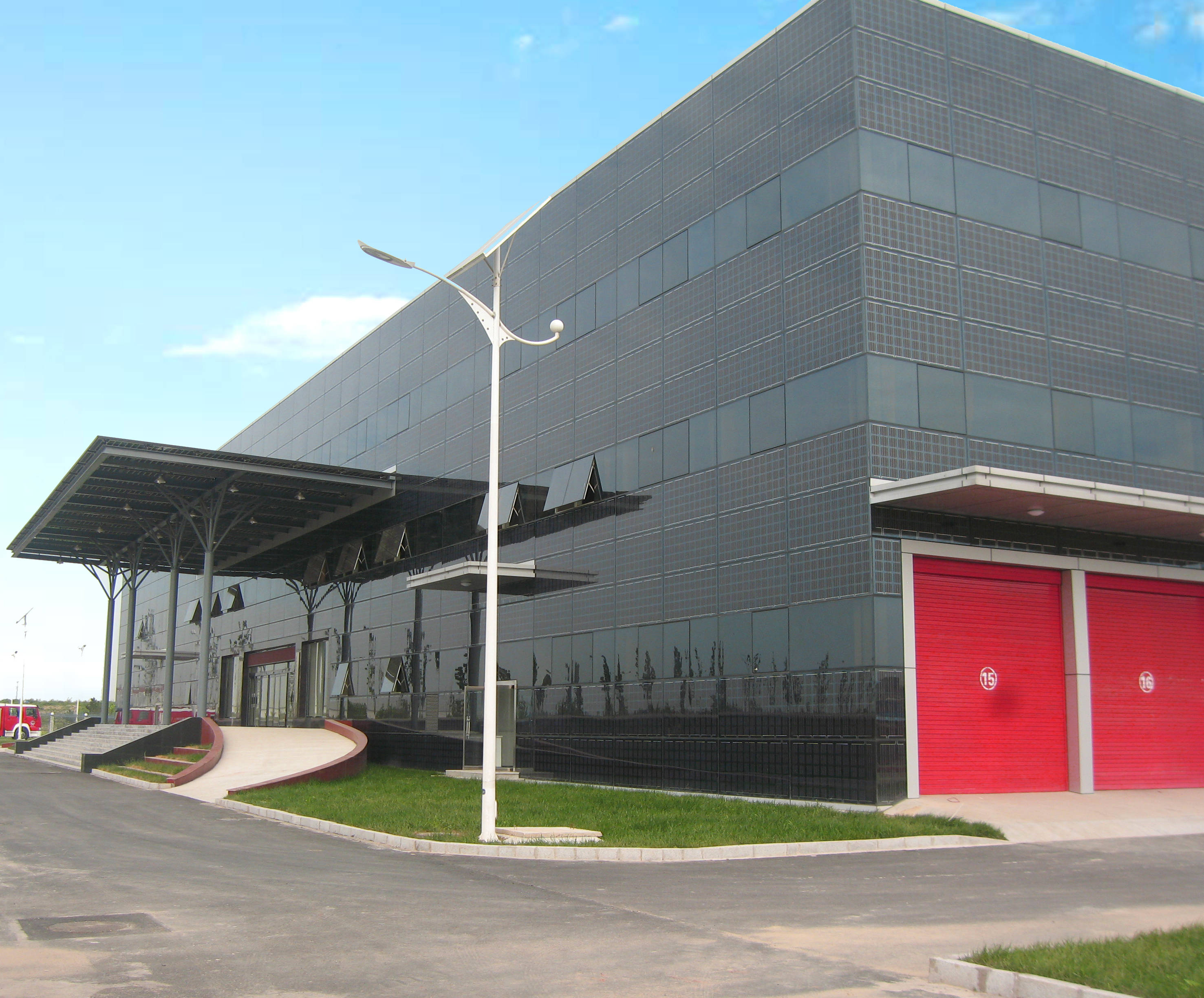 新能源板块大涨,来看看这11例光伏幕墙案例