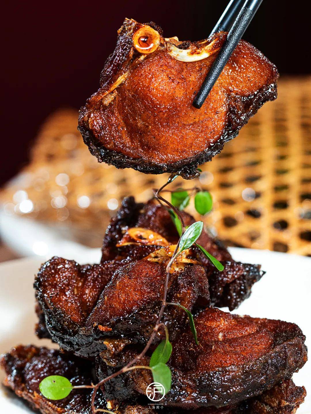 将鱼肉改刀后油炸,再浸入 秘制料汁赋予本帮特有的咸甜味,老上海熏鱼