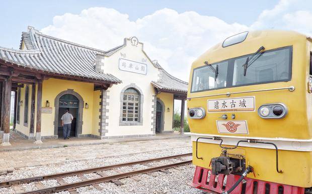 中国开得最慢的火车，有百年历史，100元坐一次，车站是民国建筑