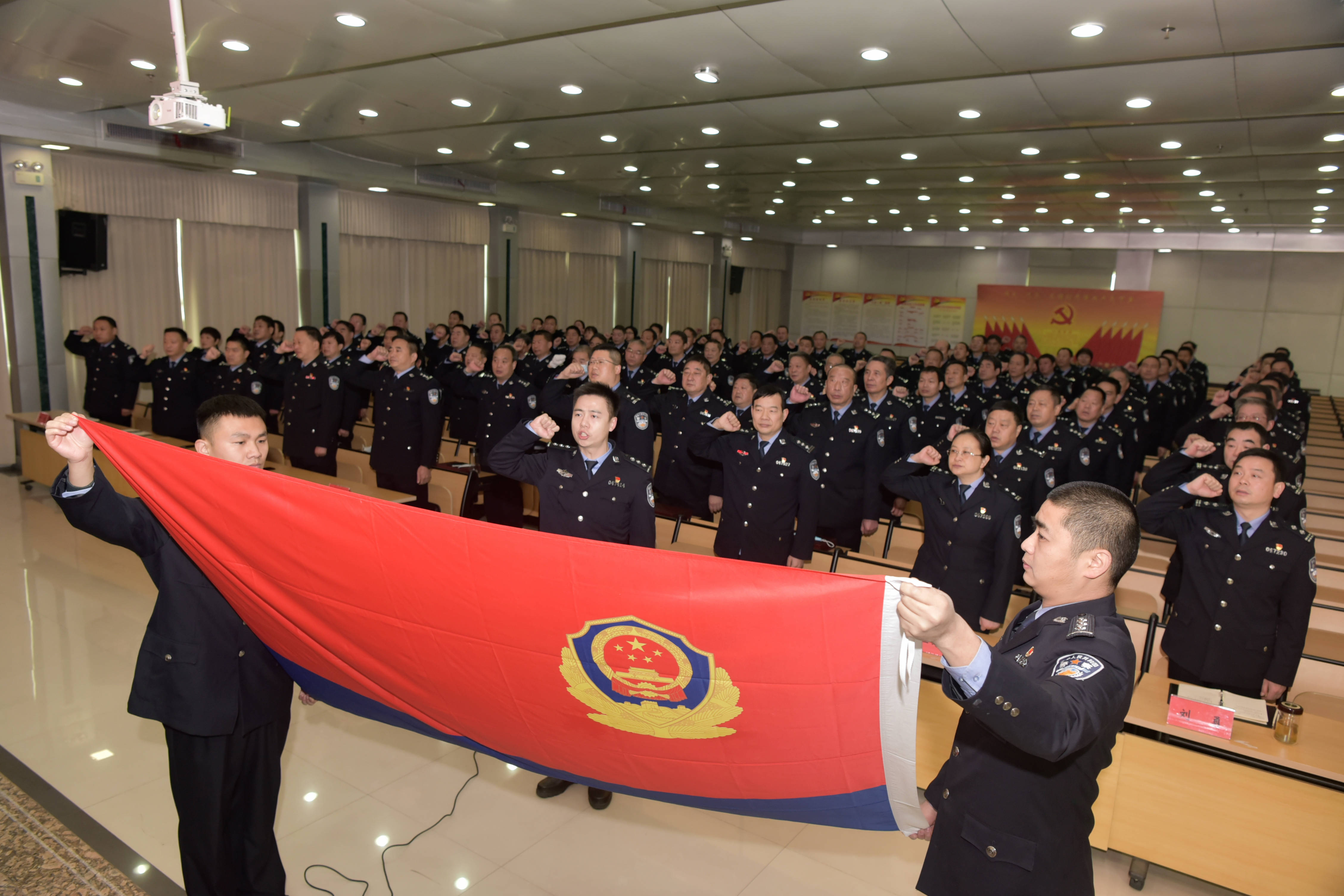 張君 攝)最後,全體民警奏唱豪邁的《人民公安向前進》