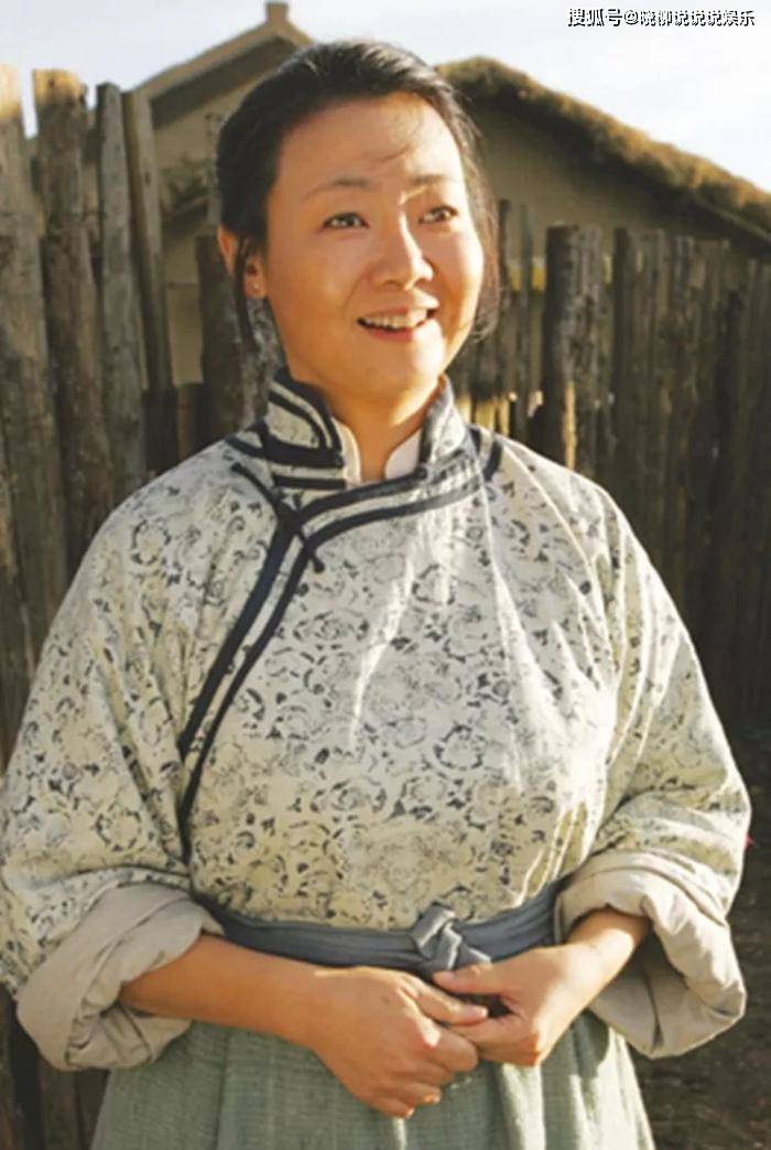 虽然经常扮演的是农村女性的形象,但事实上,生活中的萨日娜是一个非常