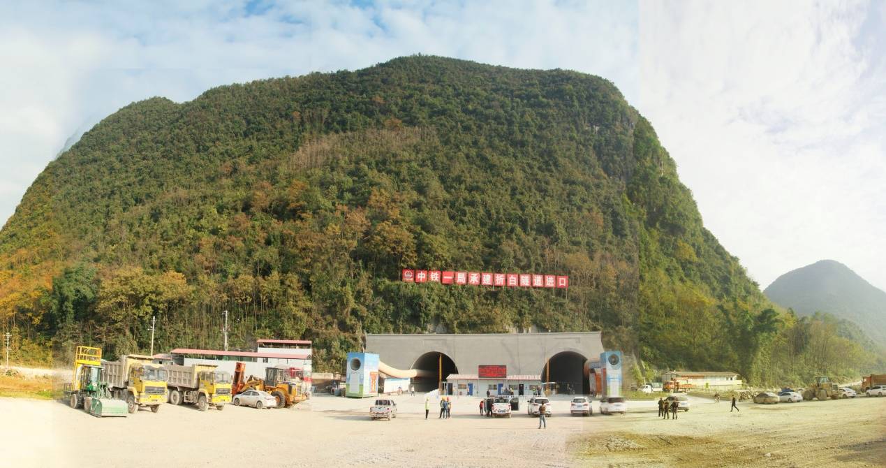 10,折白隧道进口此时,折白村的老人小孩终于都知道了,中铁一局五公司