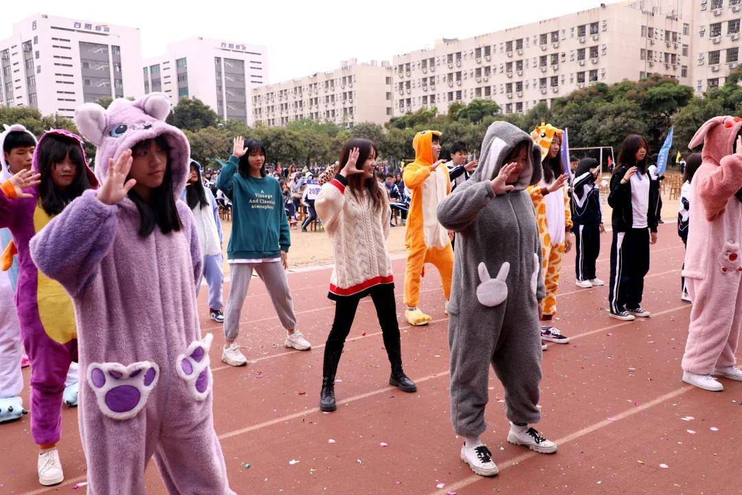 必须把压箱底的睡衣战袍拿出来终于有一次光明正大在校园里不穿校服的