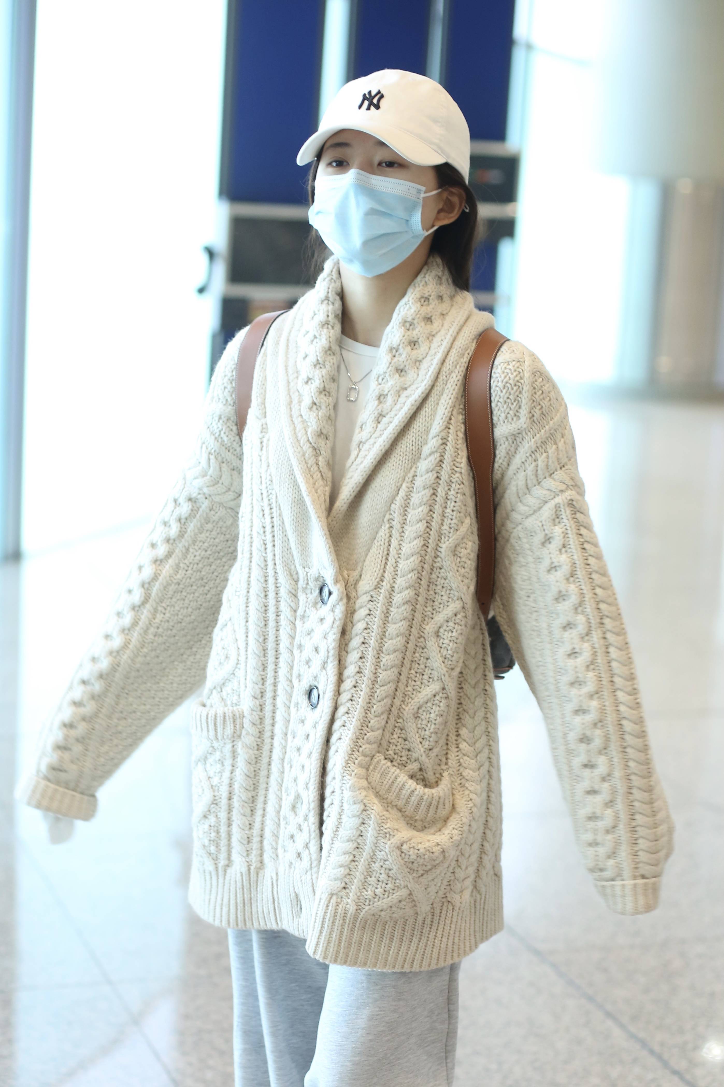 赵露思编麻花辫发量浓密穿针织毛衣变冬日暖阳