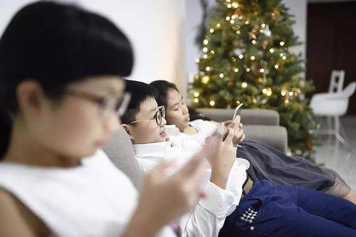 原创疫情过后孩子天天宅家玩手机不想出门心理学教你这样做
