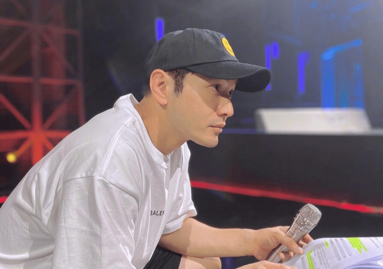 原创导演董越凌晨为黄晓明发声暖哭粉丝明教期待越越明明新作品